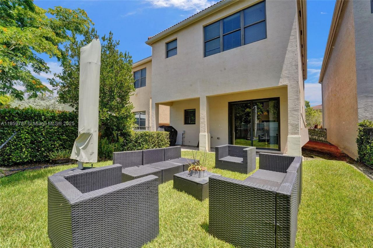 650 NE 191st Ter, Miami, FL 33179 Photo