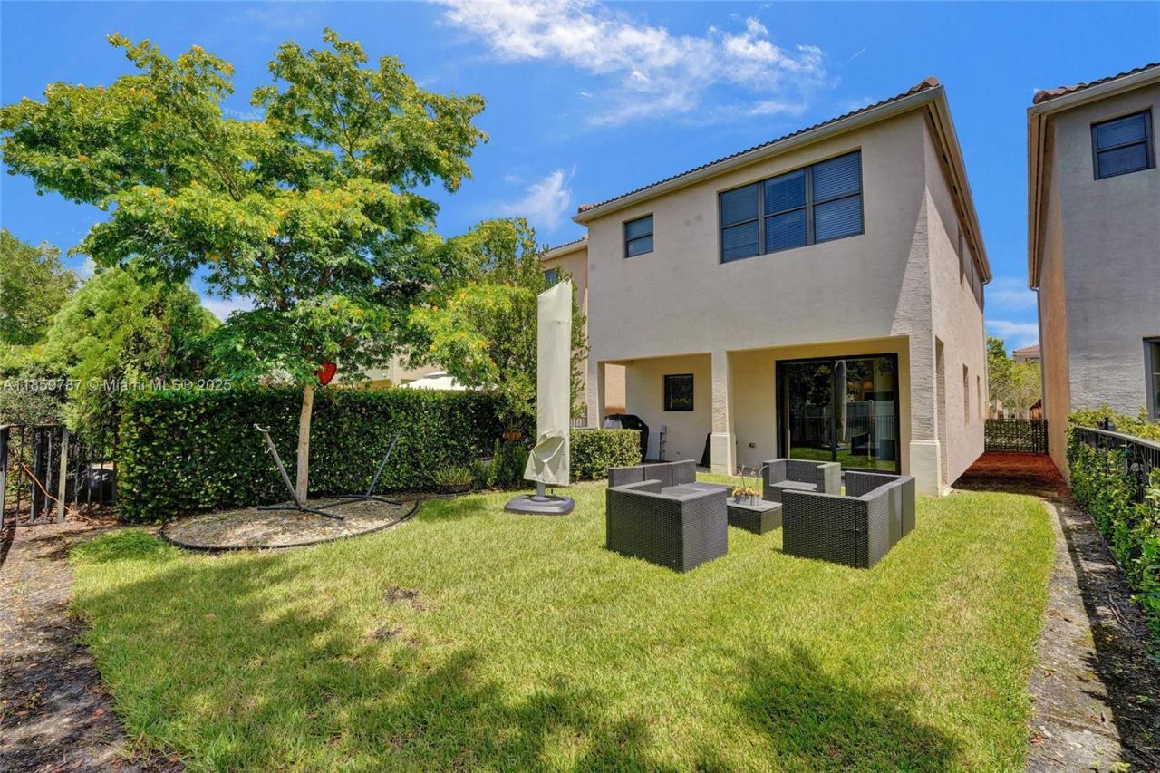 650 NE 191st Ter, Miami, FL 33179 Photo