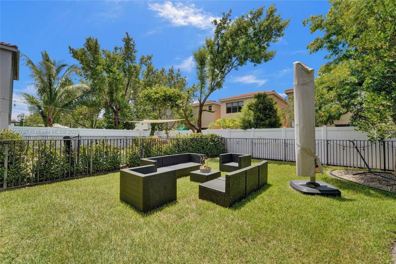 650 NE 191st Ter, Miami, FL 33179 Photo