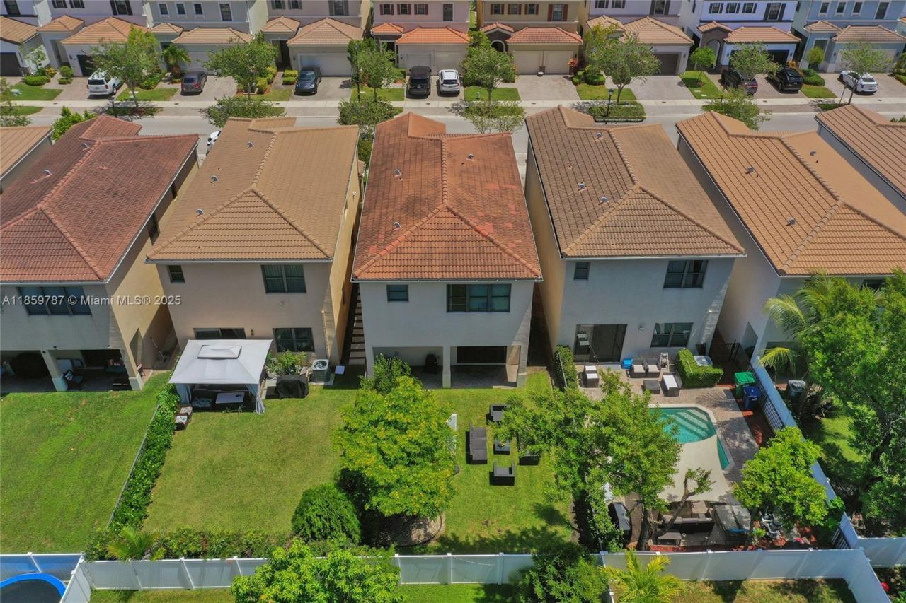 650 NE 191st Ter, Miami, FL 33179 Photo