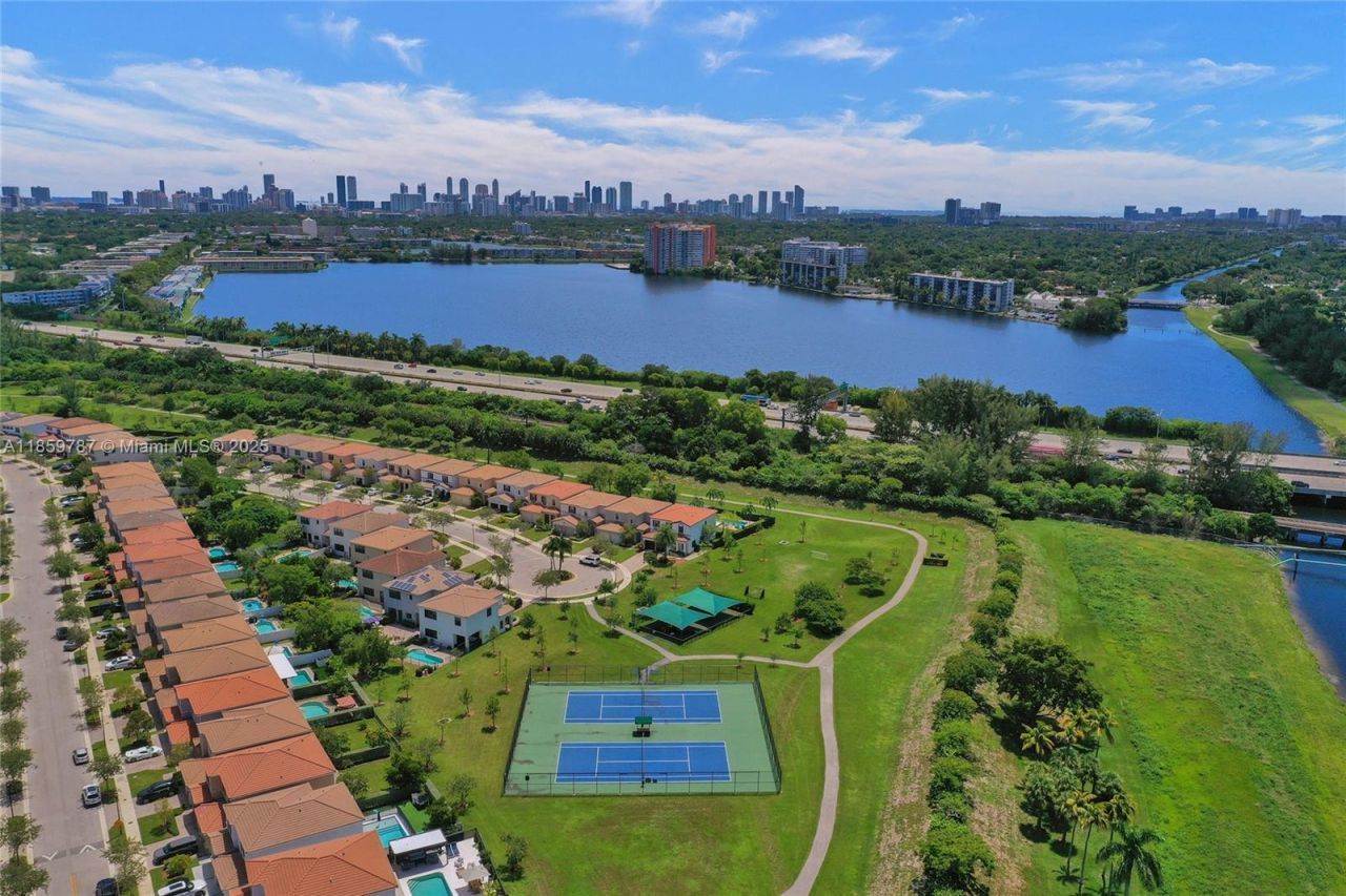 650 NE 191st Ter, Miami, FL 33179 Photo