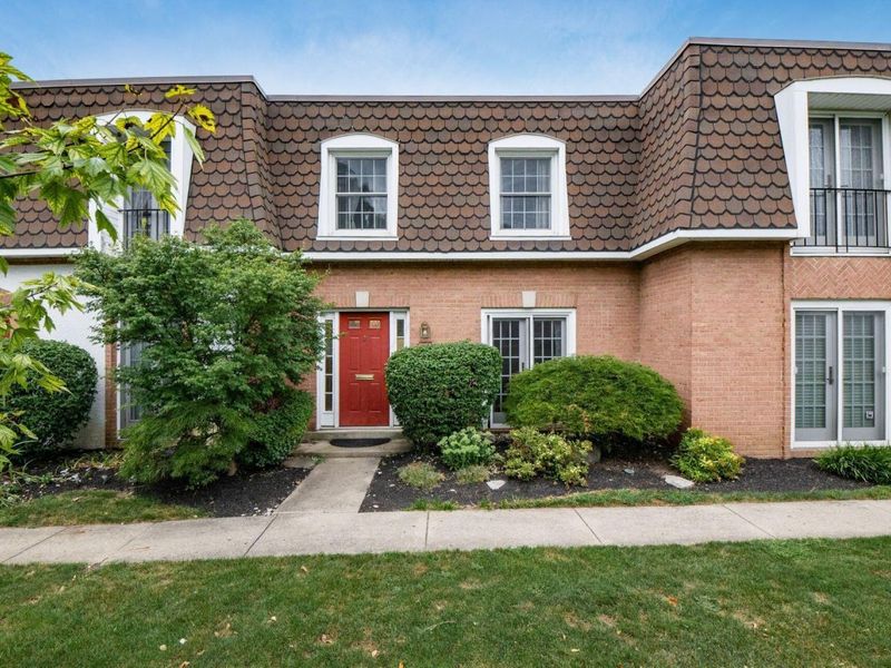 2785 Chateau Circle, Unit 69, Upper Arlington, OH 43221 Photo 2