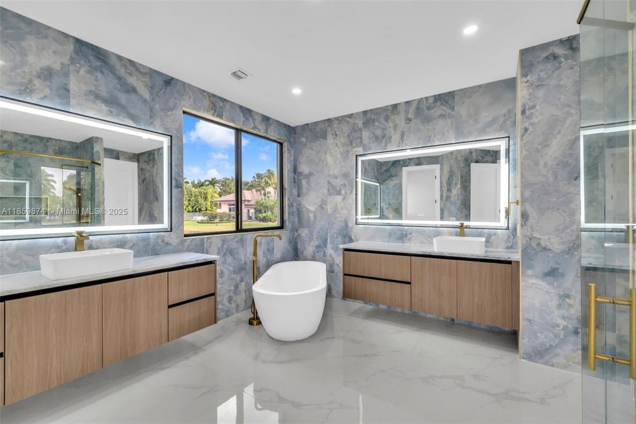 2530 Montclaire Cir, Weston, FL 33327 Photo