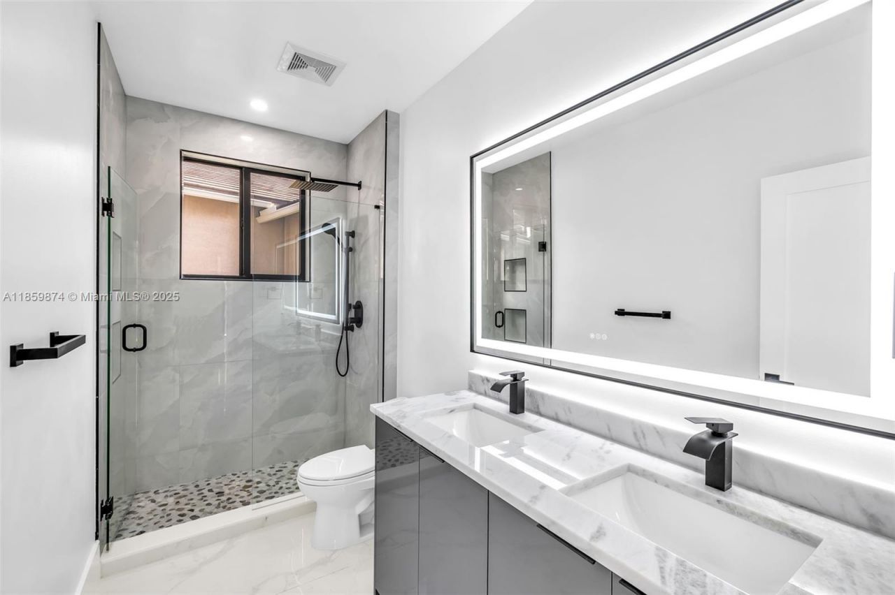 2530 Montclaire Cir, Weston, FL 33327 Photo