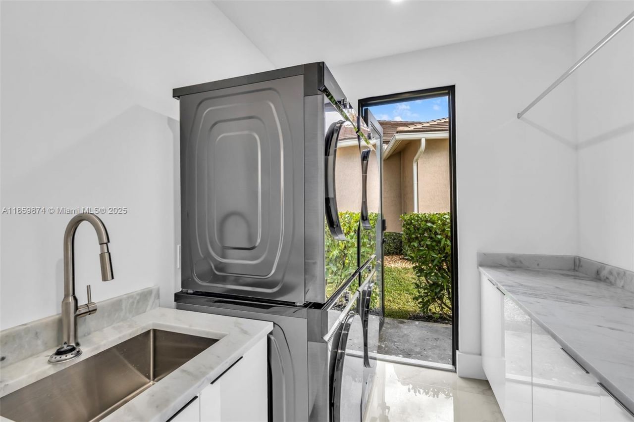 2530 Montclaire Cir, Weston, FL 33327 Photo