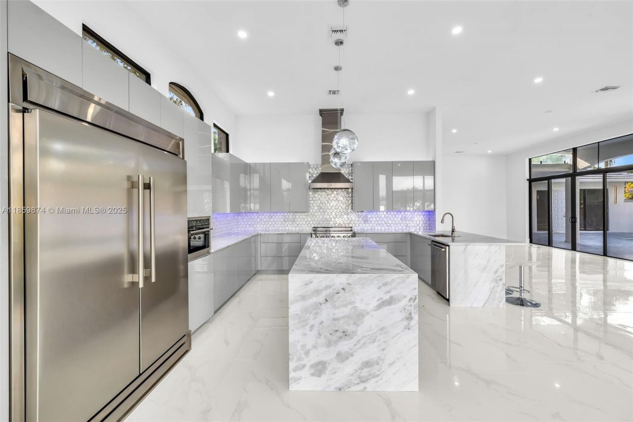 2530 Montclaire Cir, Weston, FL 33327 Photo