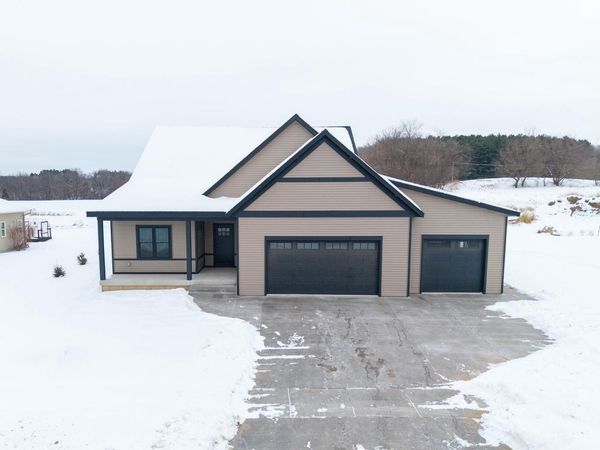 925 Hay Creek Trail, Reedsburg, WI 53959