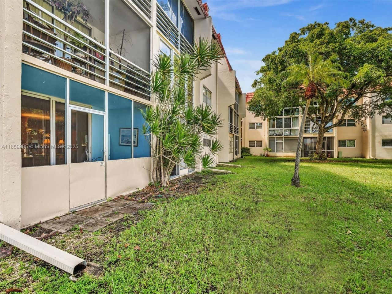 8020 N Sunrise Lakes Dr, Unit 110, Sunrise, FL 33322 Photo