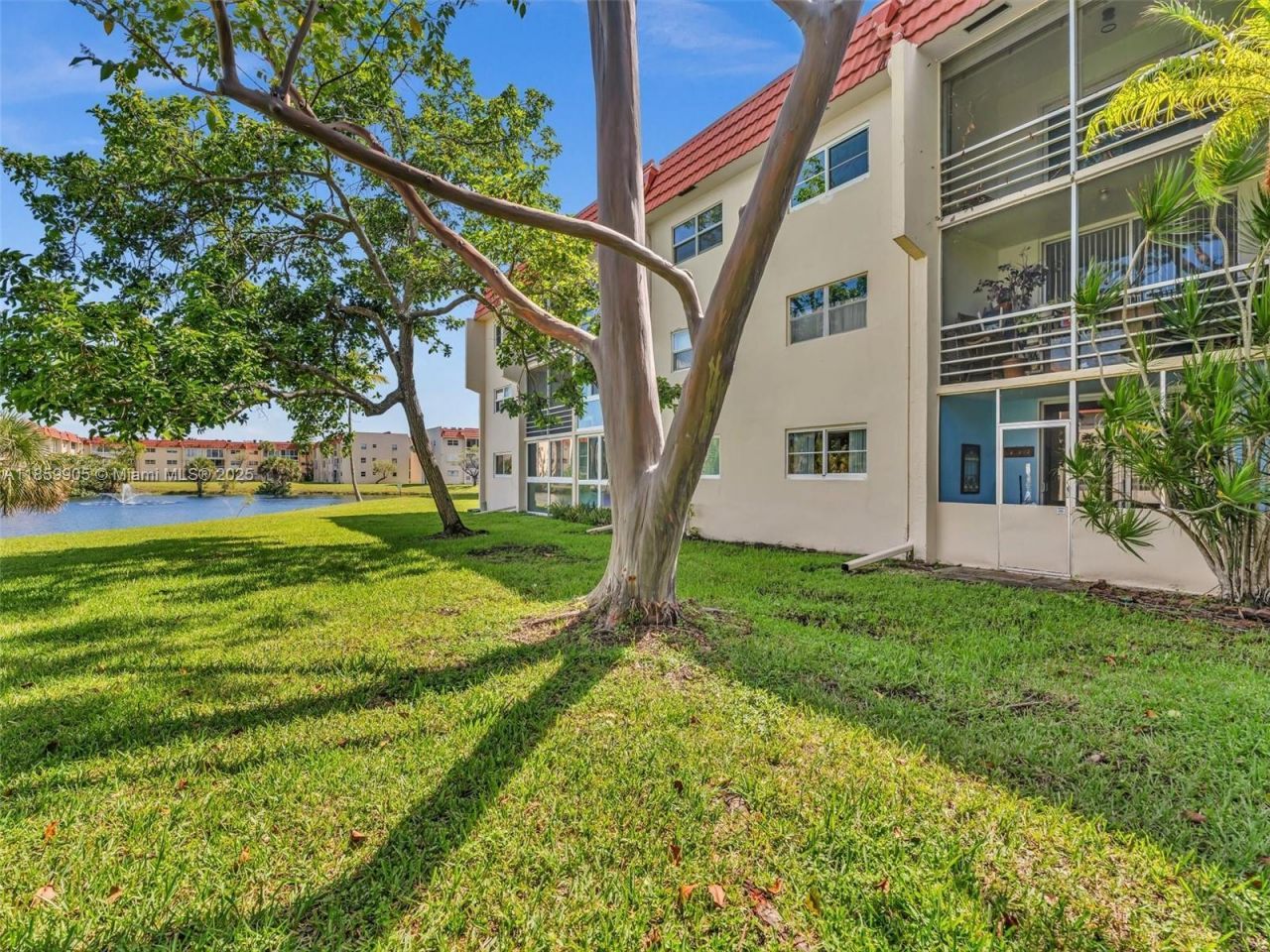 8020 N Sunrise Lakes Dr, Unit 110, Sunrise, FL 33322 Photo