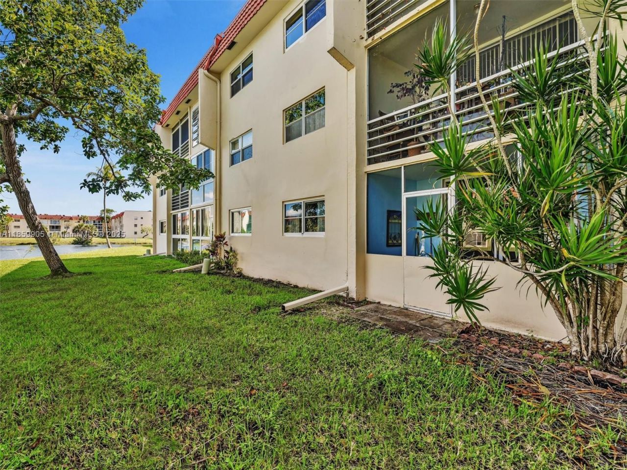 8020 N Sunrise Lakes Dr, Unit 110, Sunrise, FL 33322 Photo