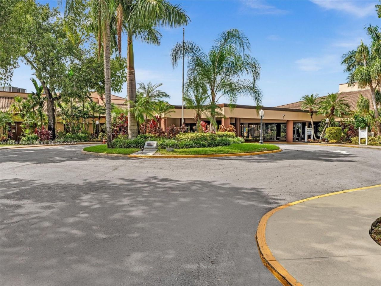 8020 N Sunrise Lakes Dr, Unit 110, Sunrise, FL 33322 Photo