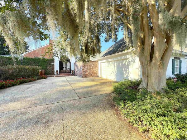 1342 Applewood Rd, Baton Rouge, LA 70808