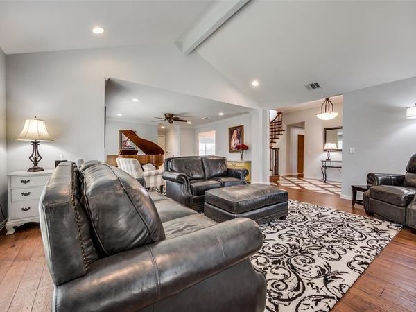 1113 Derbyshire Lane, Carrollton, TX 75007