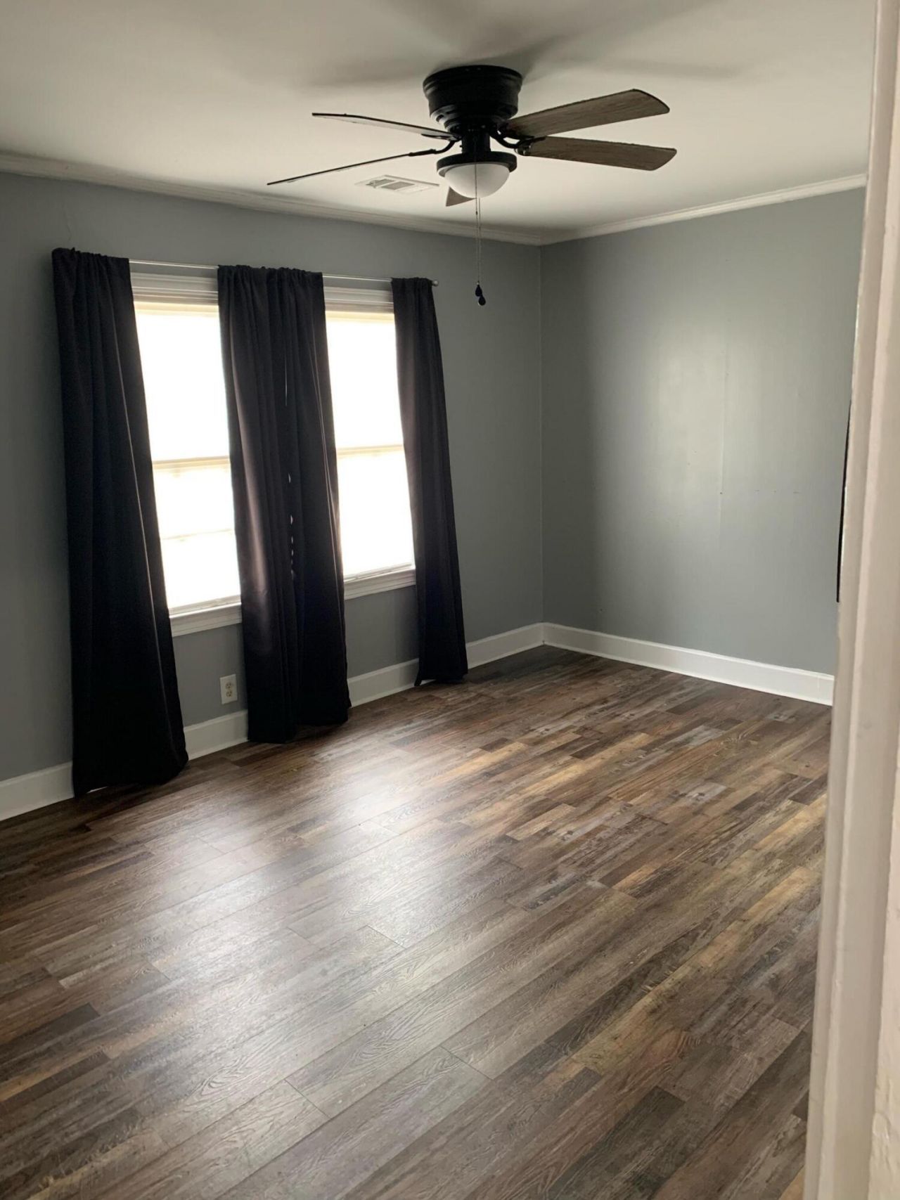 1045 W Elm Street Photo 4