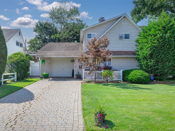 6 Downhill Lane, Wantagh, NY 11793