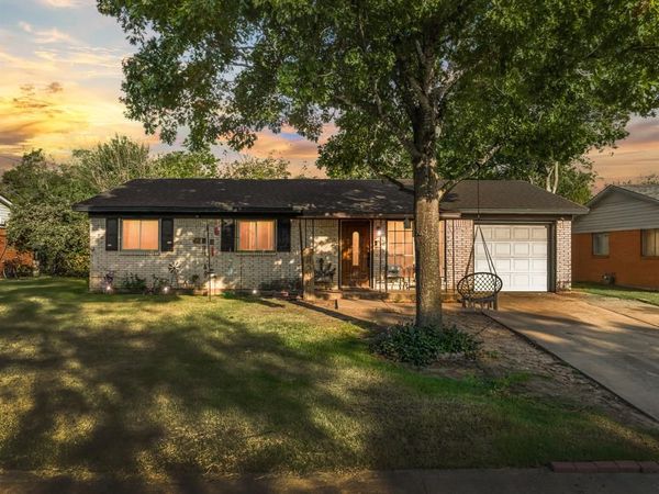 4312 Greenbriar Drive, Bellmead, TX 76705