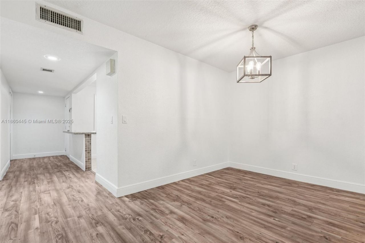 195 Lakeview Dr, Unit 105, Weston, FL 33326 Photo