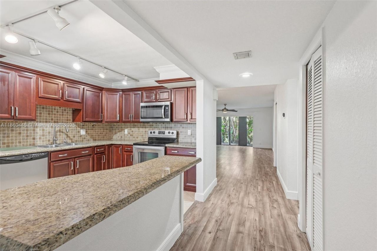 195 Lakeview Dr, Unit 105, Weston, FL 33326 Photo