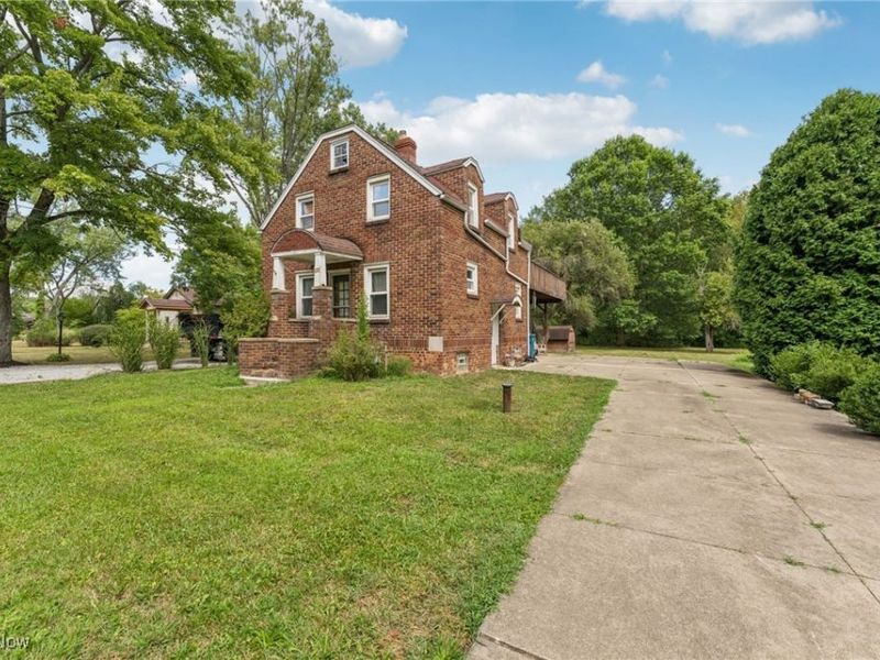 1899 Edwards Drive, Akron, OH 44306 Photo 2