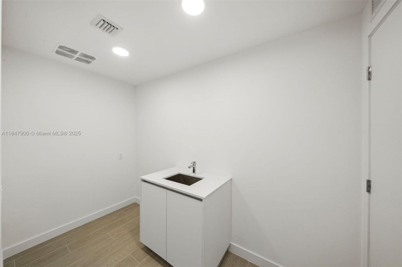 Please Call For Address, Unit 2101/02, Miami Beach, FL 33139 Photo