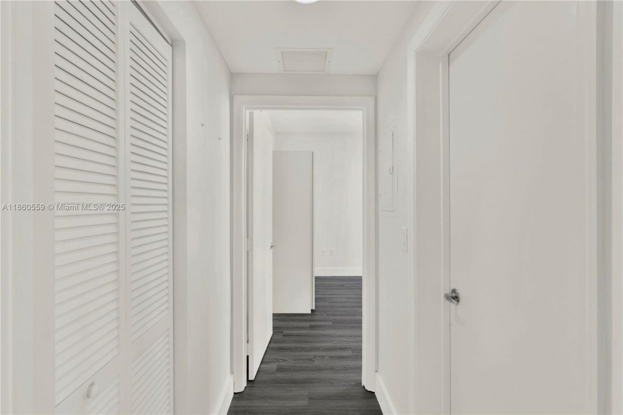 950 Brickell Bay Dr, Unit 802, Miami, FL 33131 Photo