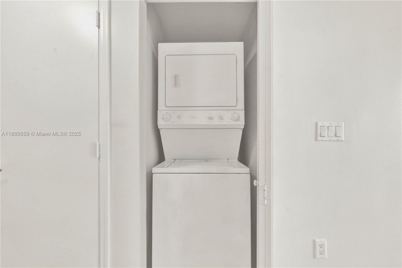 950 Brickell Bay Dr, Unit 802, Miami, FL 33131 Photo