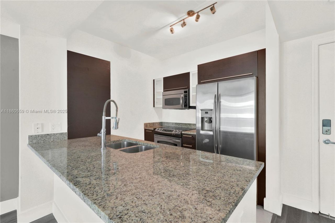 950 Brickell Bay Dr, Unit 802, Miami, FL 33131 Photo