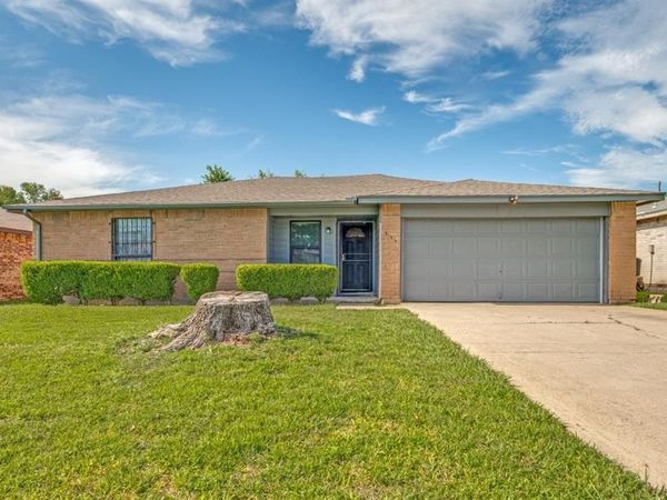 834 Apple Valley, Lancaster, TX 75134