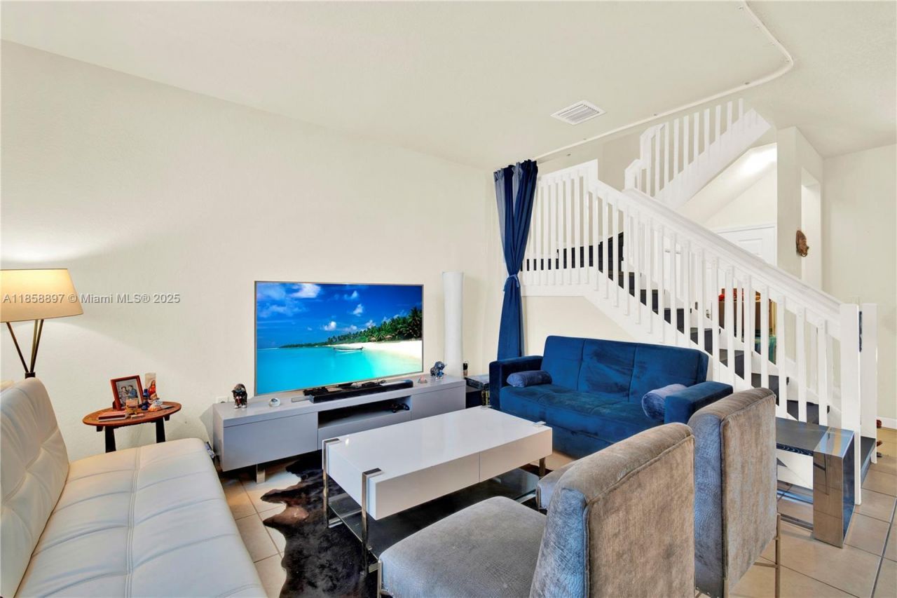 10480 W 33rd Ln, Hialeah, FL 33018 Photo