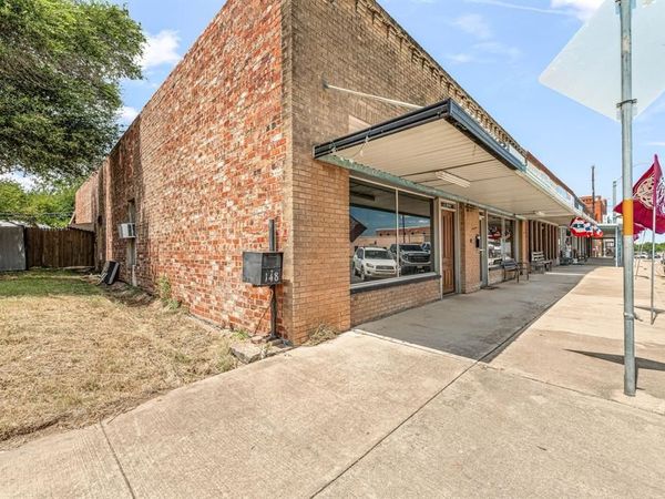 140 S Texas Street, De Leon, TX 76444