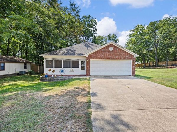 304 S Ola Street, Morrilton, AR 72110