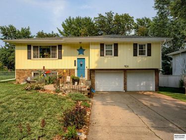 10212 V Street, Omaha, NE 68127