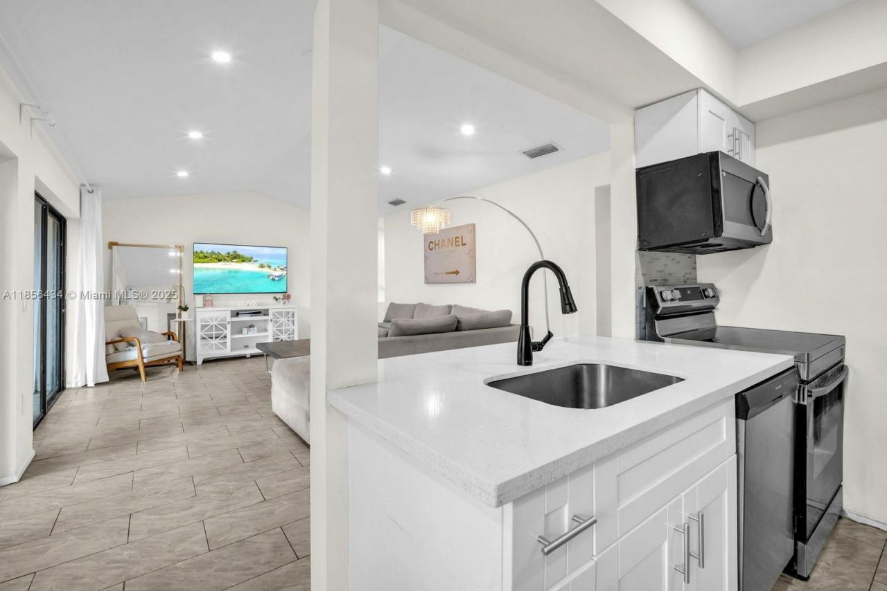 9667 NW 15th Ct, Pembroke Pines, FL 33024 Photo