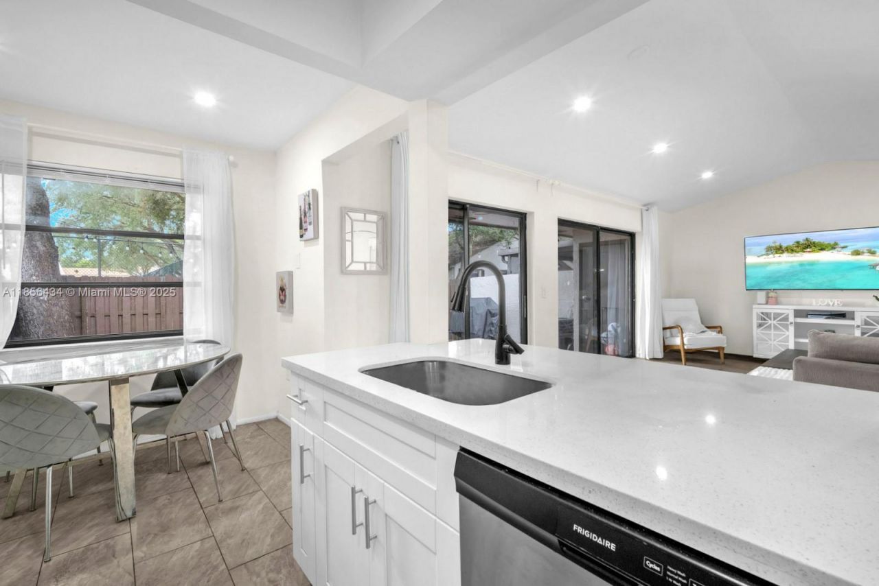 9667 NW 15th Ct, Pembroke Pines, FL 33024 Photo