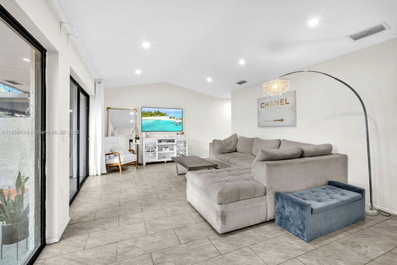 9667 NW 15th Ct, Pembroke Pines, FL 33024 Photo