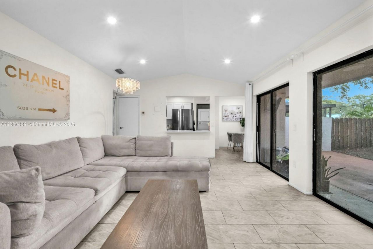 9667 NW 15th Ct, Pembroke Pines, FL 33024 Photo