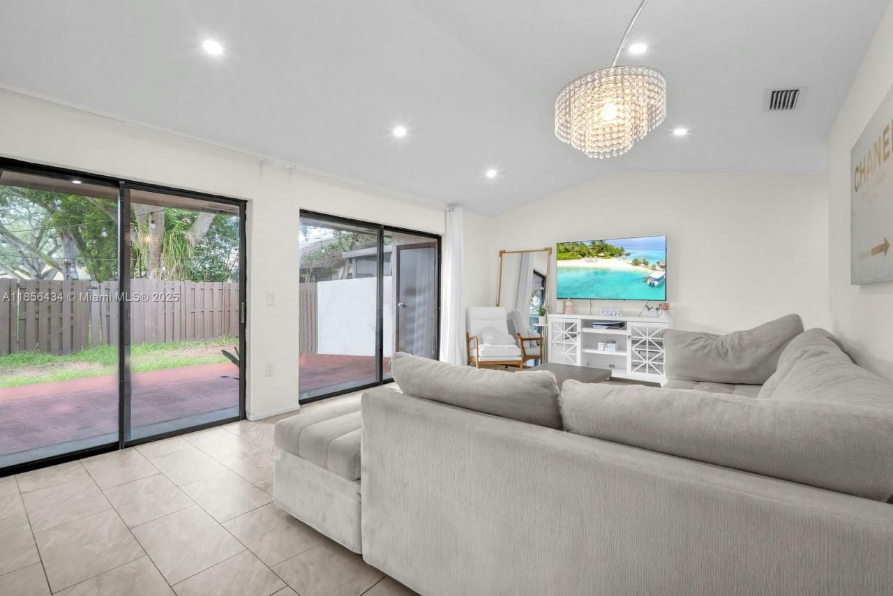 9667 NW 15th Ct, Pembroke Pines, FL 33024 Photo