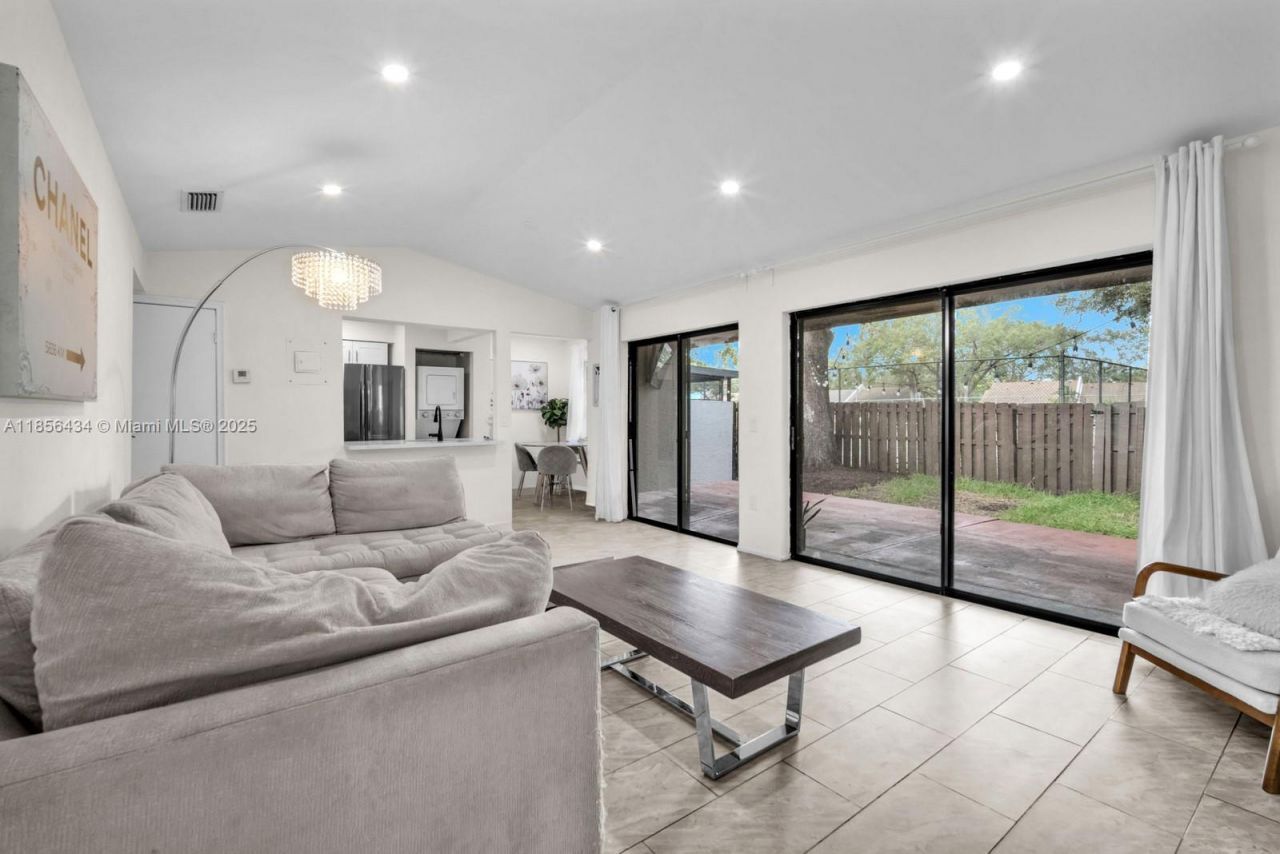 9667 NW 15th Ct, Pembroke Pines, FL 33024 Photo