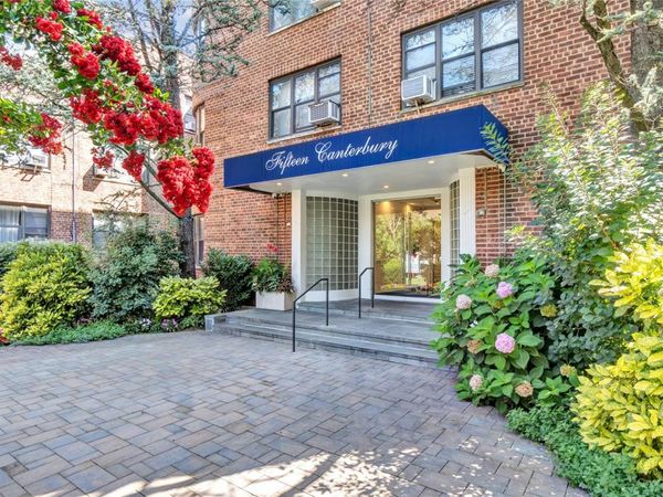 15 Canterbury Road, Unit D18, Great Neck, NY 11021