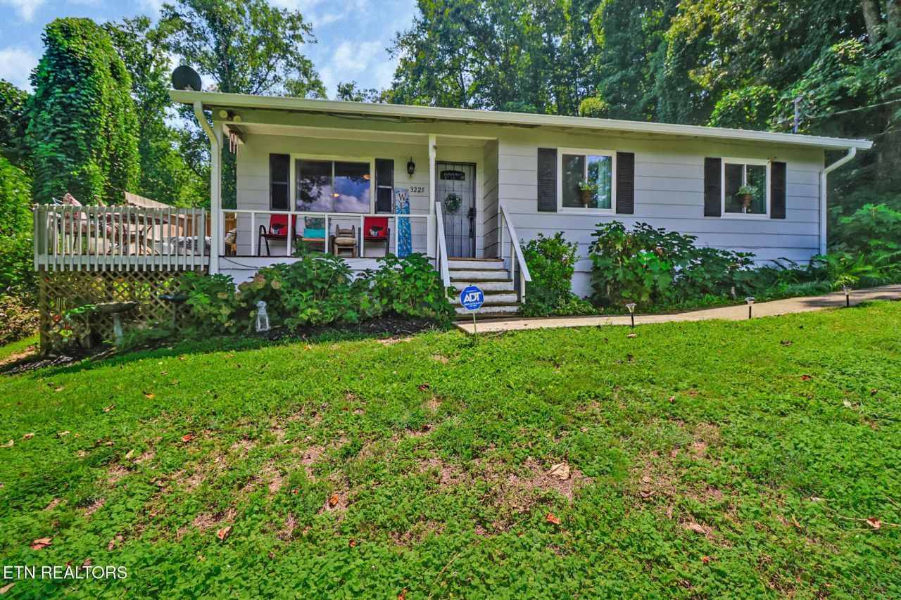 3225 W Wolf Valley Rd, Clinton, TN 37716 Main Photo