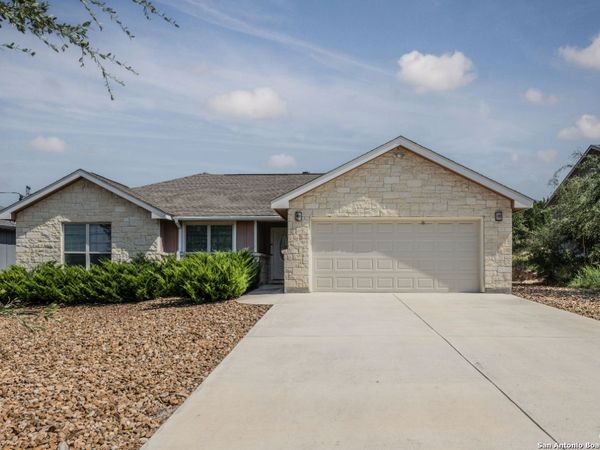 1421 Cottonwood Rd, Fischer, TX 78623