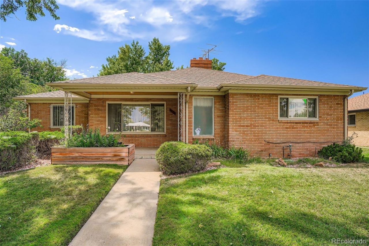 3045 N Monaco Parkway, Denver, CO 80207 Main Photo