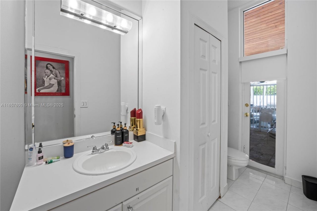 5750 SW 67th Ave, Miami, FL 33143 Photo