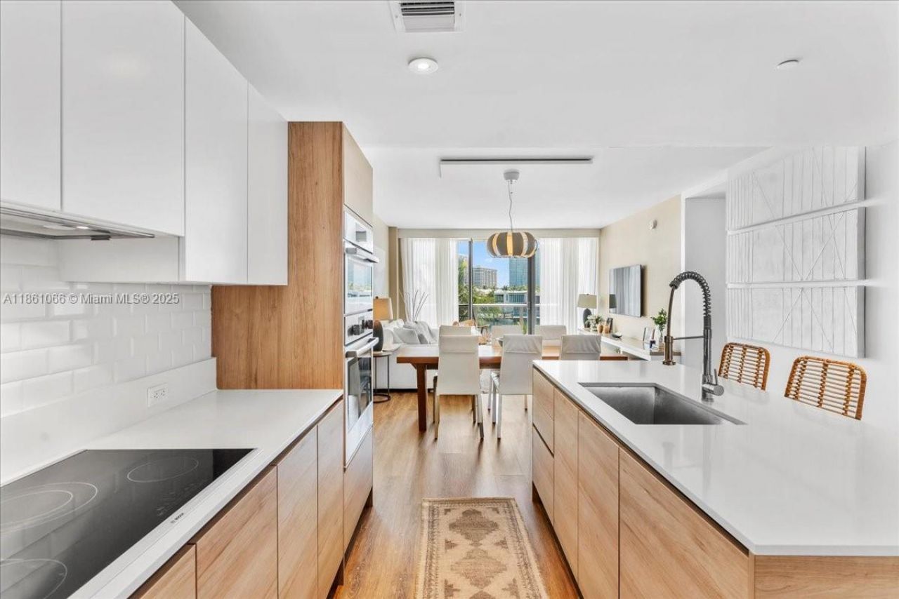 10201 E Bay Harbor Dr, Unit 304, Bay Harbor Islands, FL 33154 Photo