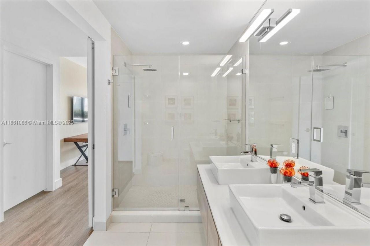 10201 E Bay Harbor Dr, Unit 304, Bay Harbor Islands, FL 33154 Photo