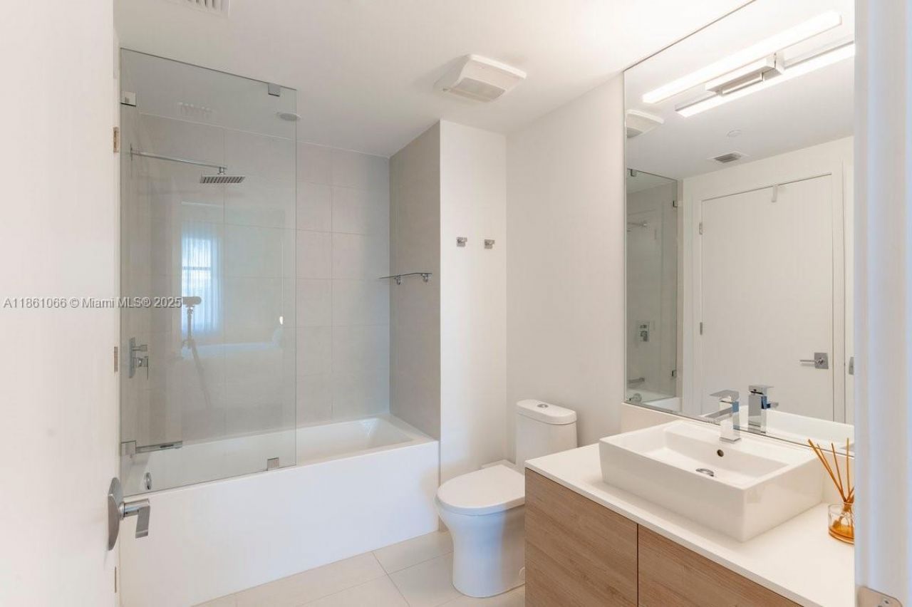 10201 E Bay Harbor Dr, Unit 304, Bay Harbor Islands, FL 33154 Photo