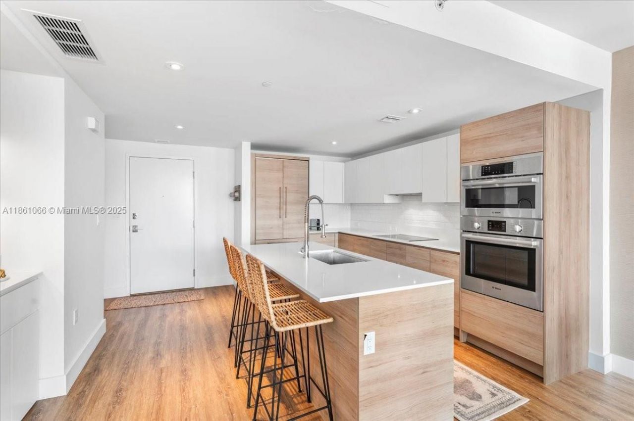 10201 E Bay Harbor Dr, Unit 304, Bay Harbor Islands, FL 33154 Photo