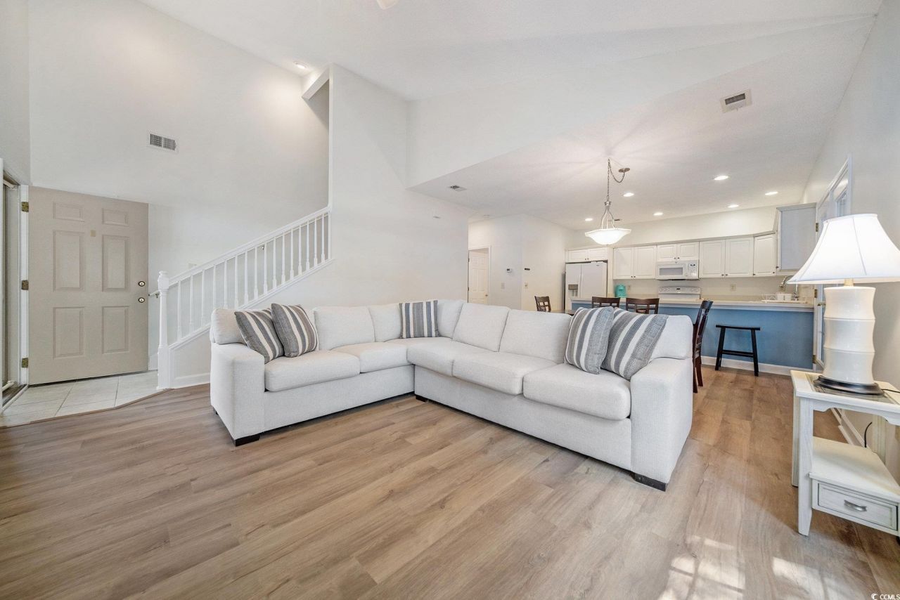 1545 Spinnaker Dr. Photo 4