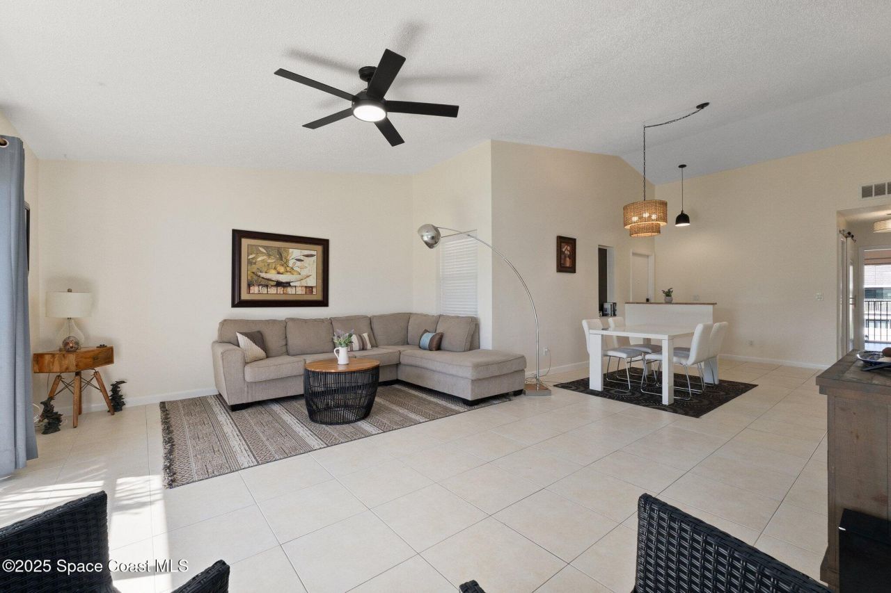 3212 S Lakeview Circle, Unit 10-205, Fort Pierce, FL 34949 Photo