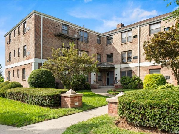 6 West Mill Drive, Unit 1A, Great Neck, NY 11021